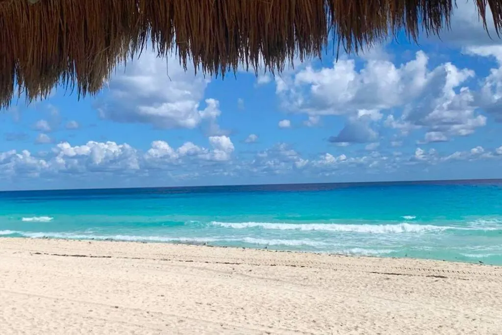 Cancun Studio - Steps To Beach And Water Fun Apartment