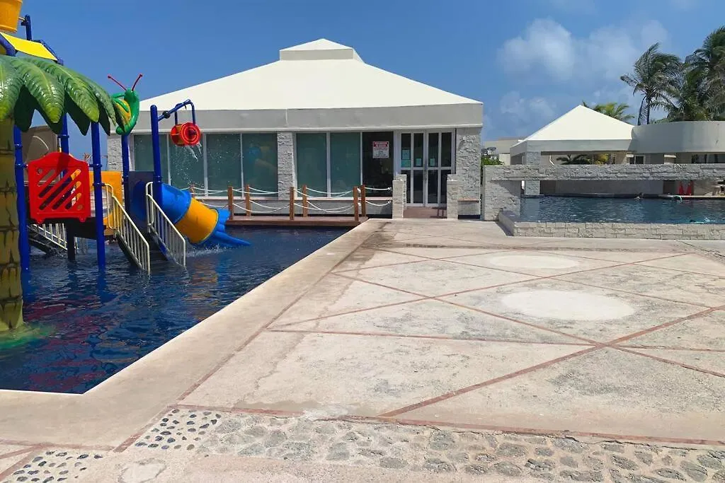 Cancun Studio - Steps To Beach And Water Fun