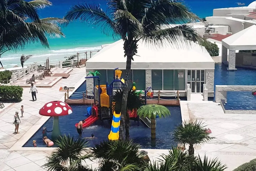 Cancun Studio - Steps To Beach And Water Fun Apartment